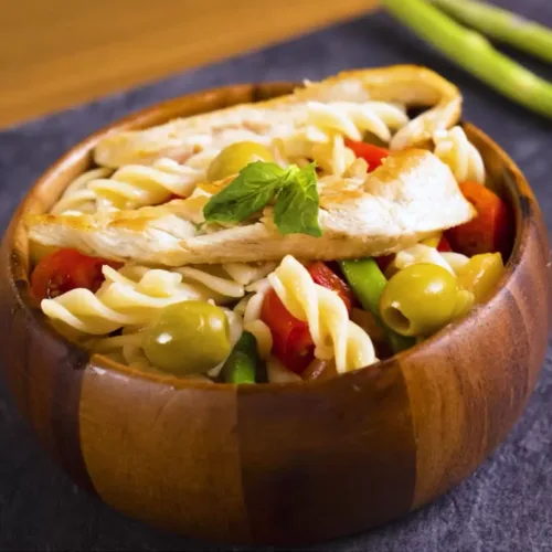 Ensalada de pasta y pollo
